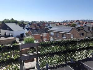 - une vue sur la ville depuis le toit dans l'établissement Sixtyfour penthouse, à Knokke-Heist