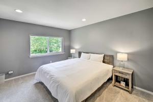 Säng eller sängar i ett rum på Riverside North Bend Oasis Stunning Mtn View