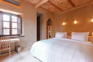 Postel nebo postele na pokoji v ubytování Kasbah Tamsna