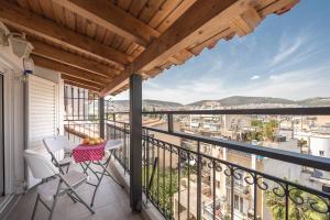雅典的住宿－Loft in Peristeri city，设有一个配有桌椅并享有美景的阳台。