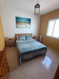 1 dormitorio con 1 cama grande en una habitación en Jandia Beach, en Morro del Jable