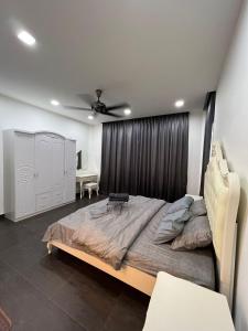 um quarto com uma cama grande e uma ventoinha de tecto em HomeAway Paradise @ Klebang Malacca em Malaca