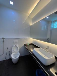 une salle de bains avec toilettes et lavabo dans l'établissement HomeAway Paradise @ Klebang Malacca, à Malacca