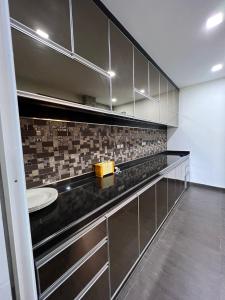 La salle de bains est pourvue d'un lavabo et d'un comptoir. dans l'établissement HomeAway Paradise @ Klebang Malacca, à Malacca