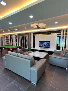 un salon avec des canapés et une table de billard dans l'établissement HomeAway Paradise @ Klebang Malacca, à Malacca 12 autres photos