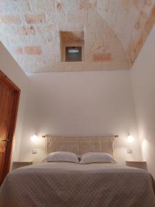 ein Schlafzimmer mit einem Bett mit Ziegelwand in der Unterkunft La Casetta in Polignano a Mare
