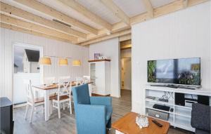 オルペニッツにあるNice Home In Ostseeresort Olpenitz With Kitchenのリビングルーム(ダイニングテーブル、テレビ付)