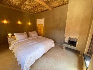 Postel nebo postele na pokoji v ubytování Kasbah Tamsna