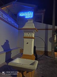 une chambre avec une table et une horloge. dans l'établissement Fontanário House, à Alpiarça