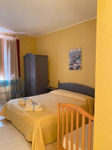 クアルトゥッチュにあるAgriturismo Simbirizziのベッドルーム1室(ベッド1台、テーブル、タオル付)