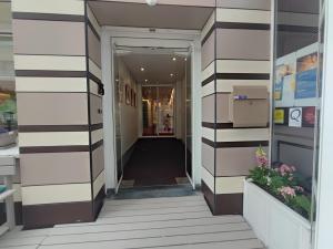un couloir d'un immeuble avec couloir dans l'établissement Hotel Glenmore, à Ostende