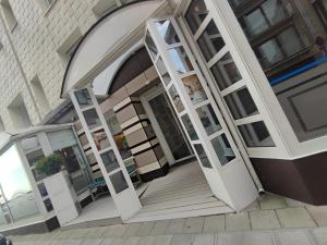 une porte d'entrée ouverte d'une maison dans l'établissement Hotel Glenmore, à Ostende