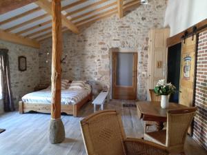 een slaapkamer met 2 bedden en een tafel in een kamer bij Mont2roux in Montpeyroux