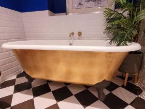 y baño con bañera grande y suelo de baldosa. en Gorgeous 2 Bedroom Sanctuary en Kent