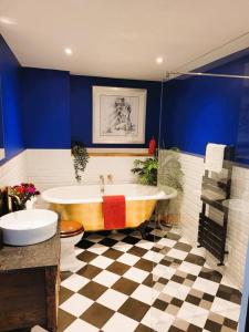 baño con bañera y suelo a cuadros en Gorgeous 2 Bedroom Sanctuary en Kent