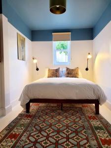1 dormitorio con 1 cama grande y pared azul en Gorgeous 2 Bedroom Sanctuary en Kent