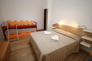 Una habitación pequeña con una cama con dos toallas encima. en Golden Beach Home Holiday, en Avola