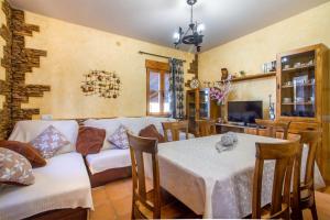 Posezení v ubytování Lujosa Casa Rural el Altico con barbacoa, chimenea y zona infantil