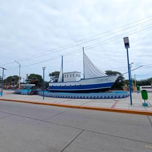 una grande barca esposta sul lato di una strada di Casa Canaima beach a Zorritos