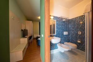 La salle de bains est pourvue de toilettes et d'un lavabo. dans l'établissement Hotel Break House Ristorante, à Terranuova Bracciolini