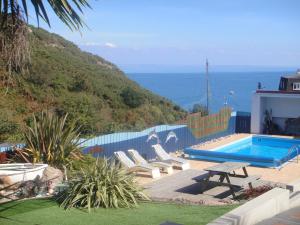 Swimming pool sa o malapit sa Undercliff Guest House