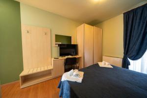 um quarto de hotel com uma cama e uma televisão em Hotel Break House Ristorante em Terranuova Bracciolini