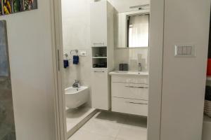 A bathroom at Cozy Loft Putignani Még 19 kép