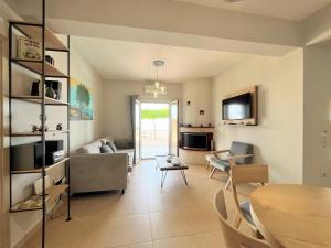 uma sala de estar com um sofá e uma mesa em Secluded, sunset, beaches, walk to village-Melina em Athani