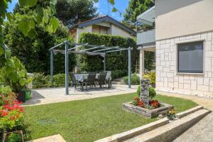 Vonkajšia záhrada v ubytovaní Apartmani Nena i Branko