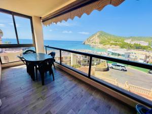 balkon ze stołem i widokiem na ocean w obiekcie A46 - Atalaya - 2004 Finestrat s.l. w mieście Cala de Finestrat