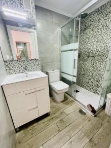 łazienka z umywalką, toaletą i prysznicem w obiekcie A46 - Atalaya - 2004 Finestrat s.l. w mieście Cala de Finestrat +37 zdjęć