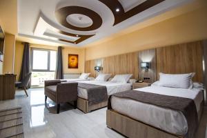 une chambre d'hôtel avec deux lits et un plafond dans l'établissement Hôtel Zinou zm, à Alger