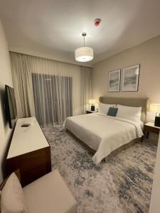 מיטה או מיטות בחדר ב-Apartments with three bedrooms at address hotel