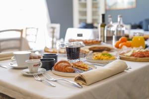 een tafel met borden ontbijtproducten en koffie bij Hotel Break House Ristorante in Terranuova Bracciolini