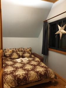 um quarto com uma cama e uma estrela na parede em Rannamõisa Puhkeküla em Ranna