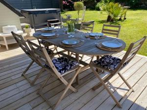 een houten tafel en stoelen op een terras bij Grande Greve Roscoff in Roscoff