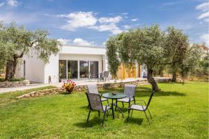 A garden outside AVGOUSTIDIS APARTMENTS