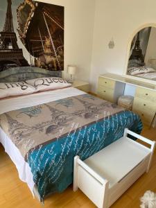 ein Schlafzimmer mit einem Bett mit dem Eiffelturm in der Unterkunft L&L in Pakoštane