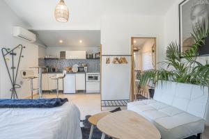 salon z białą kanapą i kuchnią w obiekcie Villa Des oliviers w mieście Le Beausset