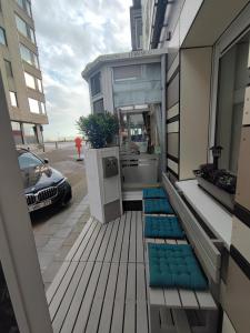 un balcón con cojines azules en un edificio en Hotel Glenmore en Ostende