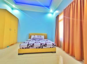 Кровать или кровати в номере Homestay Parikesit Rent Full House