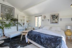 sypialnia z łóżkiem i pokój z rośliną w obiekcie Villa Des oliviers w mieście Le Beausset +37 zdjęć