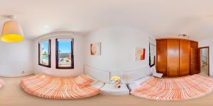 Postel nebo postele na pokoji v ubytování Villa Sunset Faro Deluxe & Spa Pool