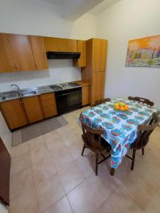 Kuchyňa alebo kuchynka v ubytovaní Casa vacanze Blu Taormina