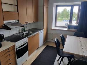 Majoituspaikan Kuukkeli Apartments Sodankylä keittiö tai keittotila