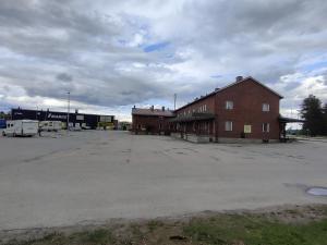 an empty parking lot next to a brick building at Kuukkeli Apartments Sodankylä in Sodankylä