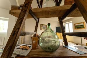 szklaną wazę siedzącą na drewnianym stole w obiekcie Countryhome at winery Chateau Camponac w mieście Bourg-sur-Gironde +17 zdjęć