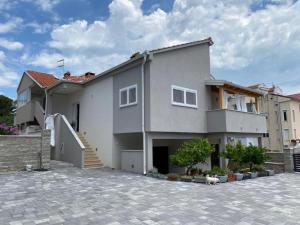 a large white house with a driveway at L&L in Pakoštane