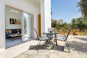 A seating area at AVGOUSTIDIS APARTMENTS