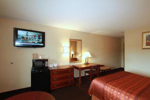 En eller flere senger på et rom på Travel Inn & Suites Flemington